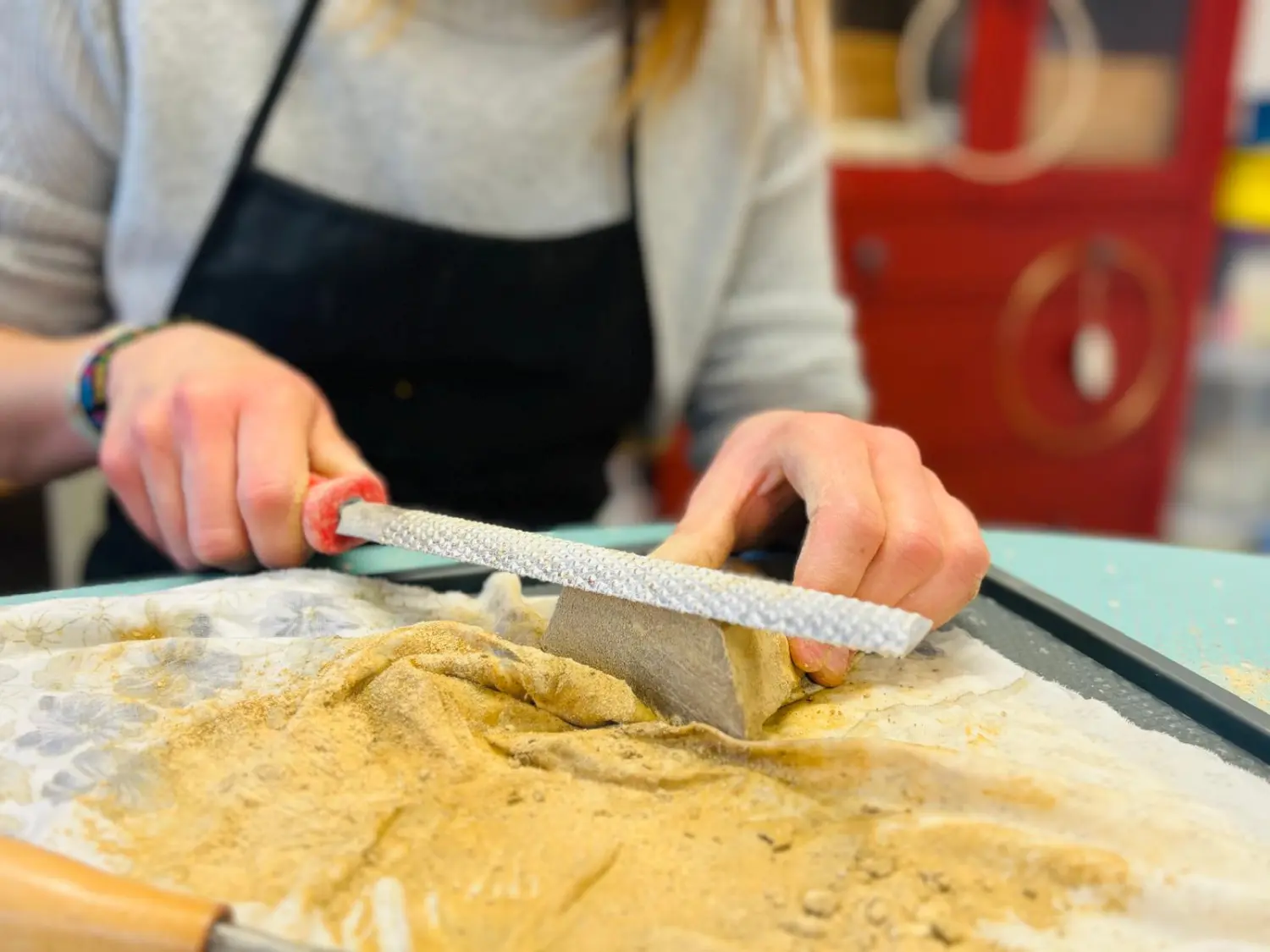 Sentio – eine Person, die einen Block einer festen Substanz reibt