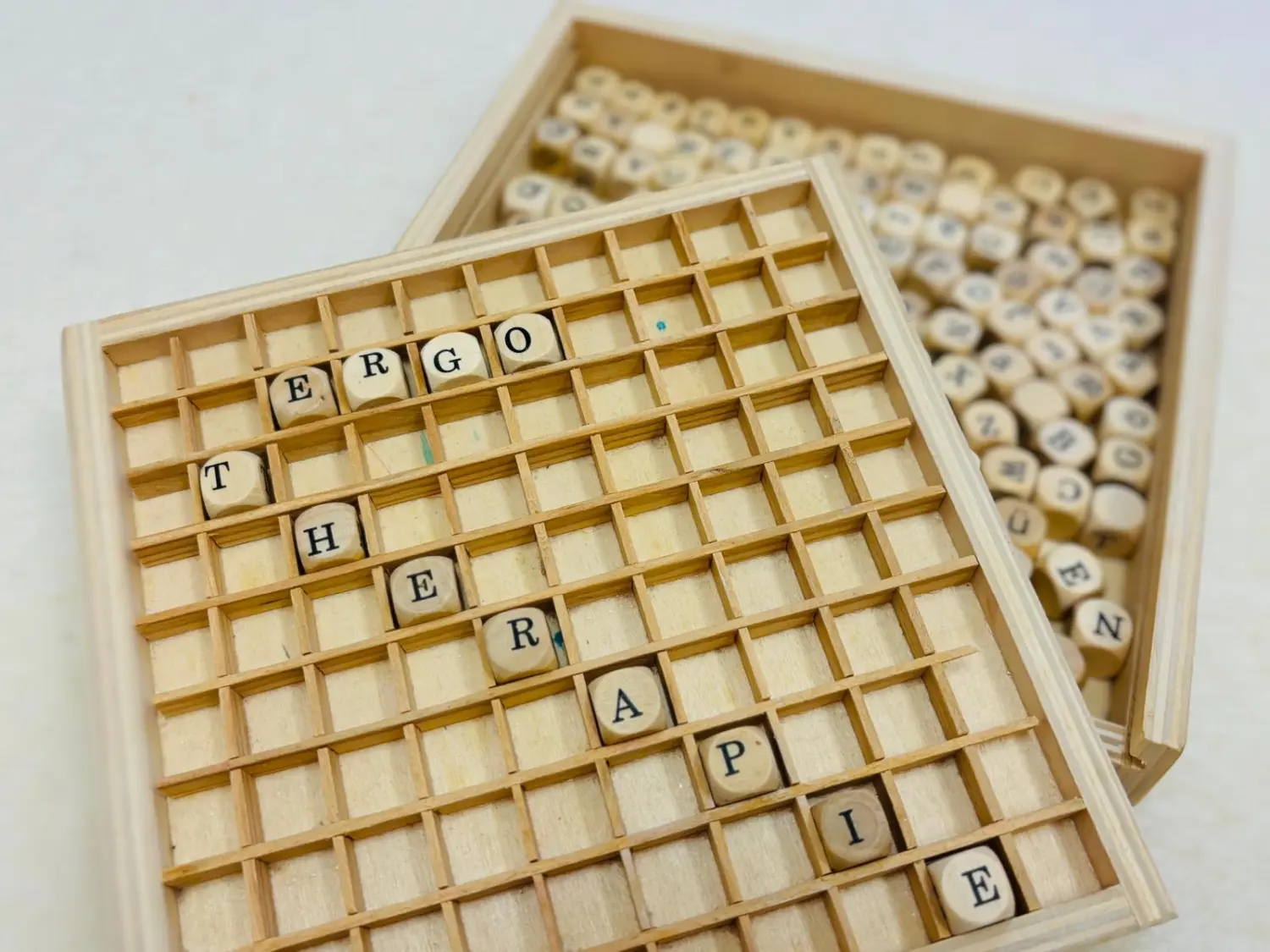 Sentio- Scrabblebrett mit Scrabblesteinen Schreib-Ergotherapie