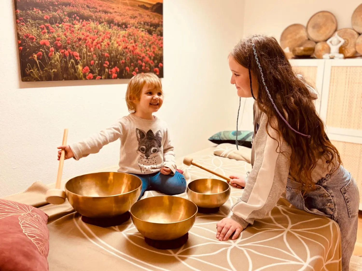 Sentio - Ein kleines Mädchen und ein Baby spielen mit Klangschalen