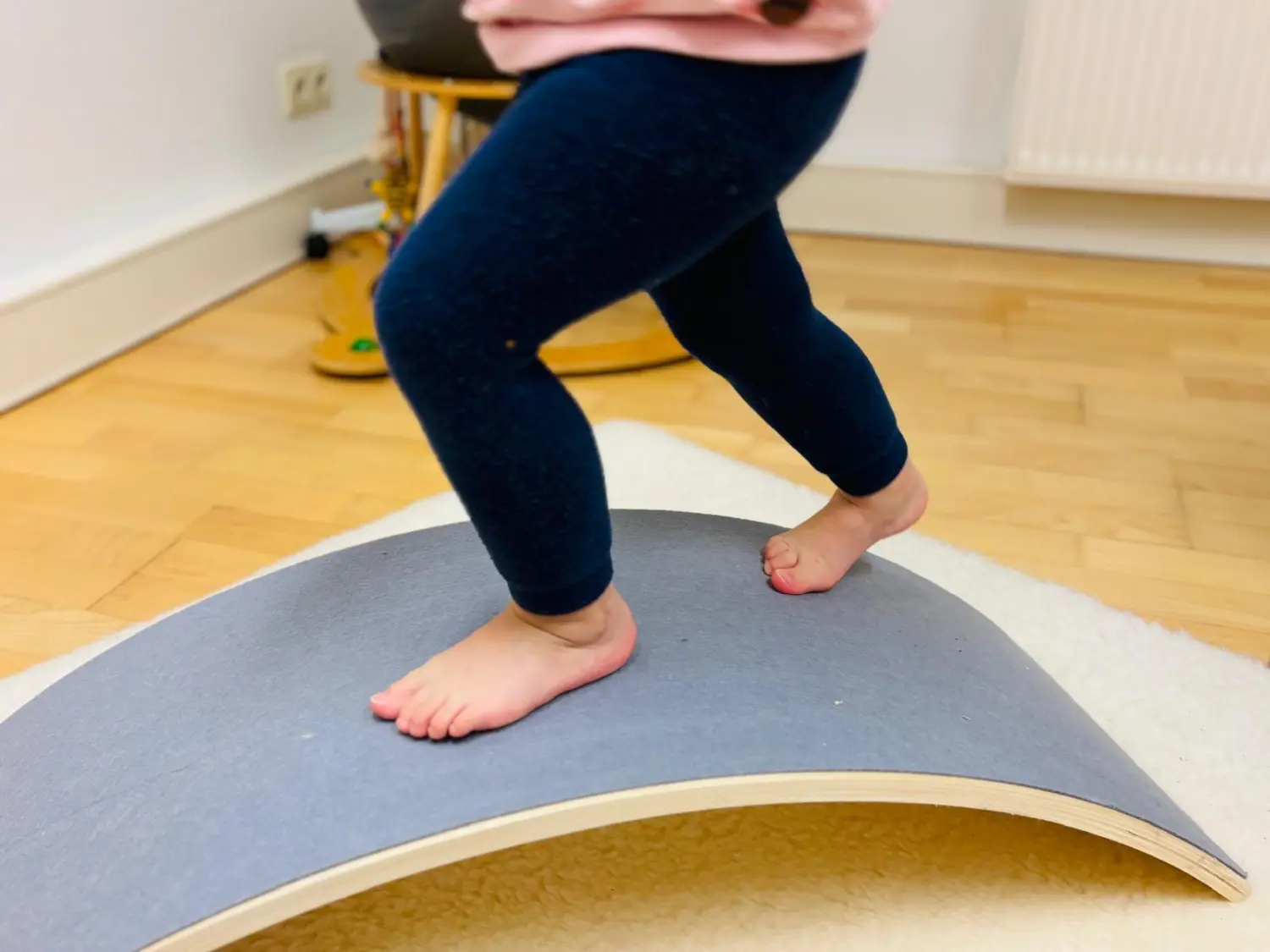 Sentio – ein Kind, das auf einem gebogenen Brett läuft