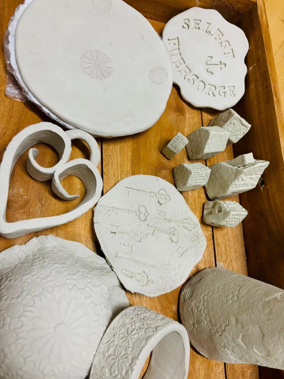 Sentio – ungebrannte Tonkeramik, wahrscheinlich in verschiedenen Stadien der Herstellung oder Dekoration