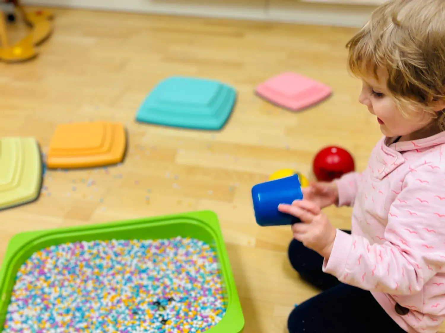 Sentio – ein kleines Kind, das gerne mit Sand und Wasser spielt