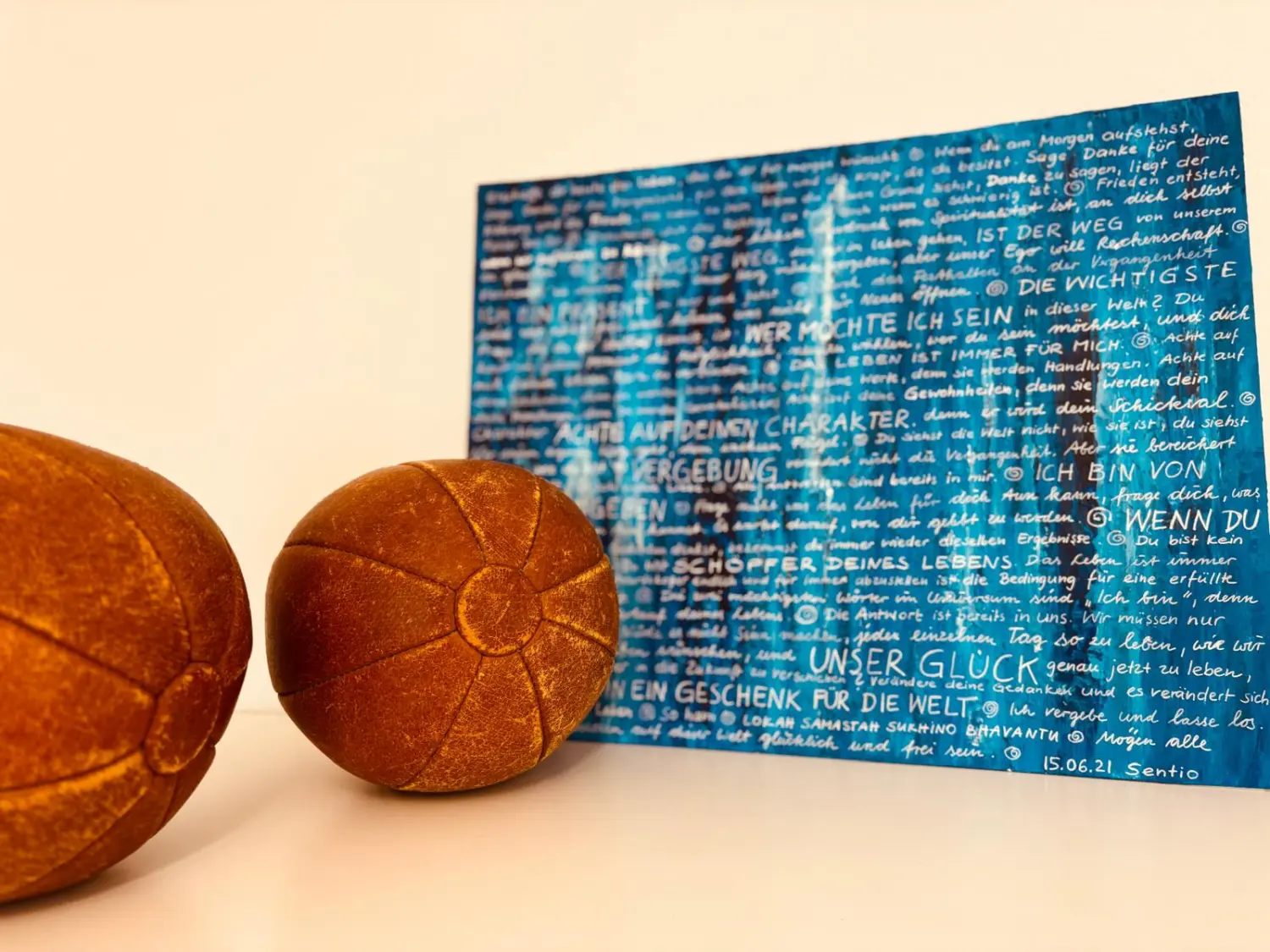 Sentio – ein dekoratives Objekt, wahrscheinlich eine Kugel oder ein Orb, mit einer strukturierten, segmentierten Oberfläche, die an Leder oder gealtertes Holz erinnert